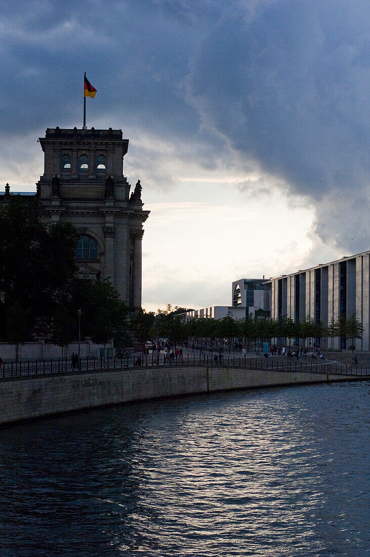 Spree mit Paul-Löbe-Haus und Reichstag im Hintergrund, Regierungsviertel, Spree, Reichstag, Berlin, Deutschland