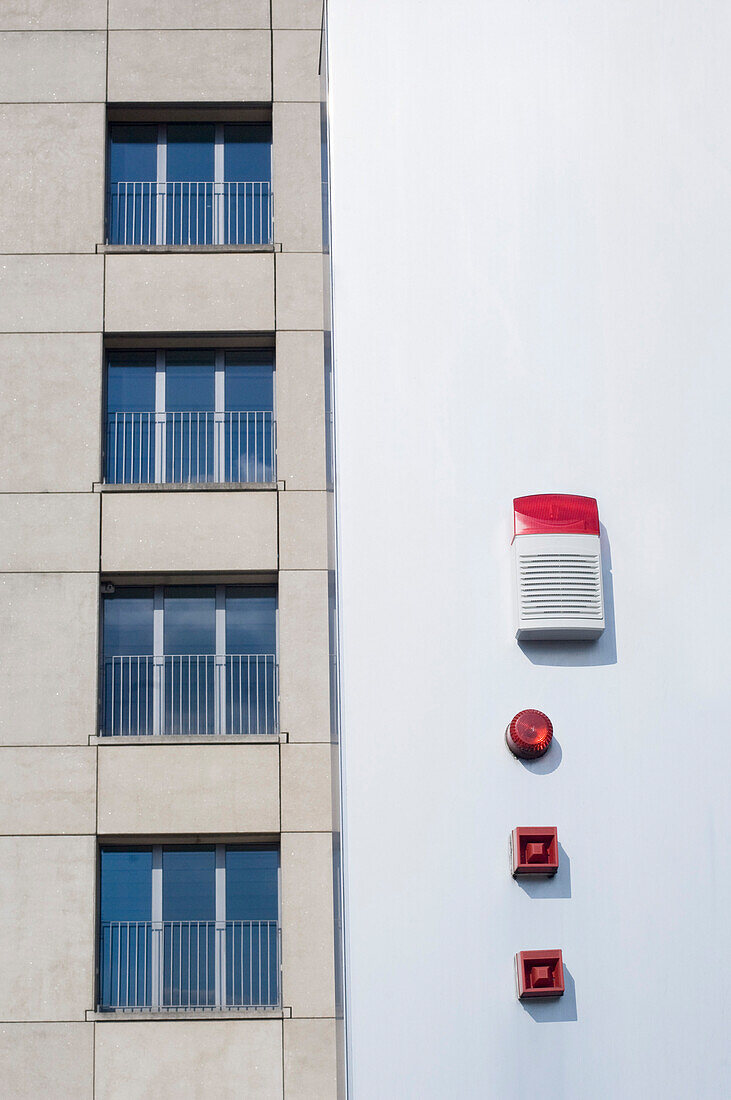 Alarmanlage an einer Hausfassade, Medienhafen, Düsseldorf, Nordrhein-Westfalen, Deutschland