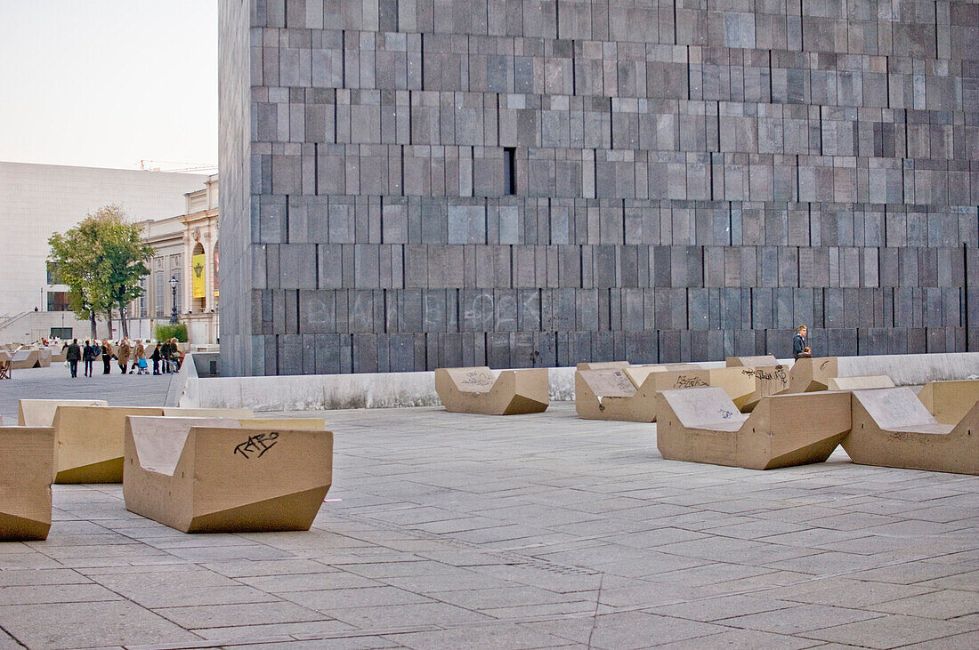 Denkmal vor Museum Moderner Kunst (MUMOK), Museums Quartier, Wien, Österreich