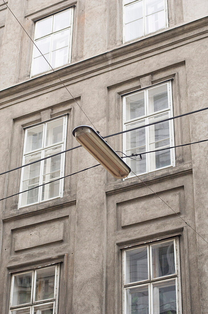 Straßenlaterne vor Hausfassade, Wien, Österreich