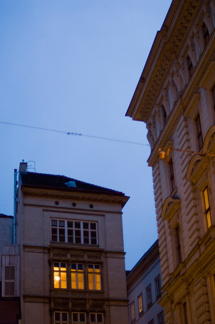 Hausfassaden in der Abenddämmerung, Wien, Österreich