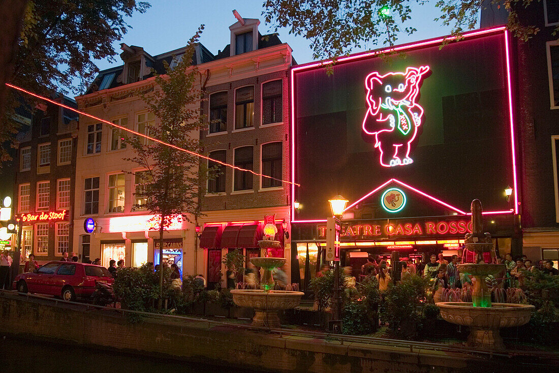 Amsterdam, Gracht at twilight, red light … – License image – 70132519 ❘  lookphotos