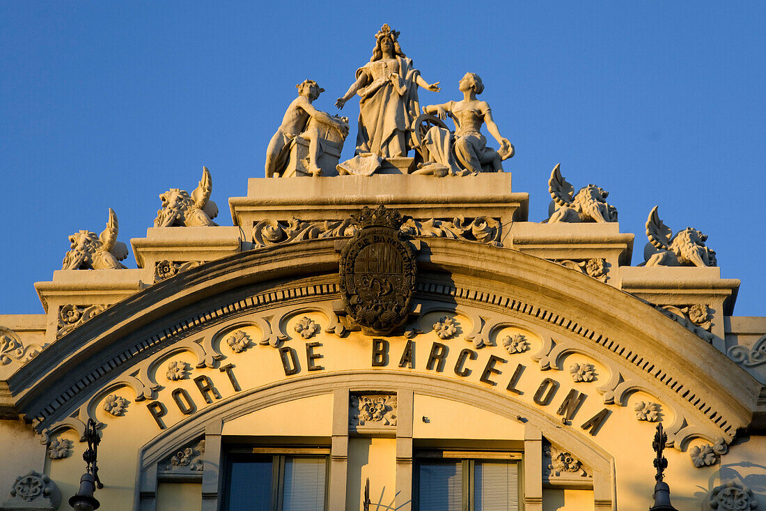 Barcelona Zollhaus am Hafen Detail Skulpturen auf dem Dach