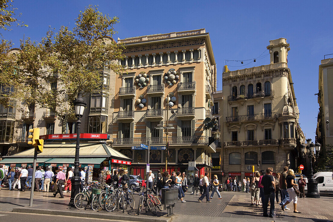 Barcelona Ramblas belebt mit Touristen