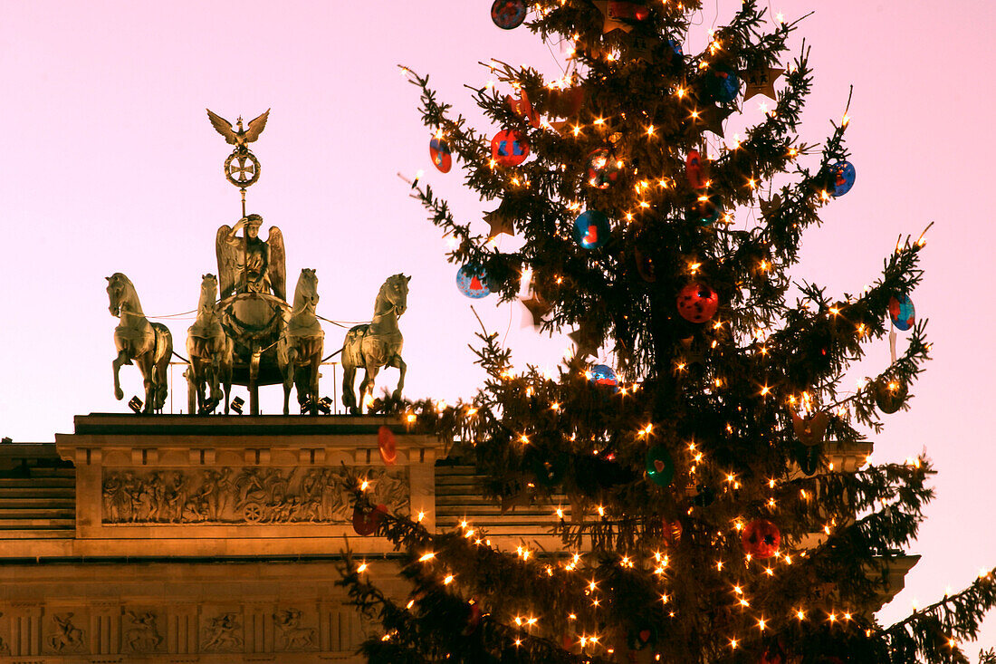 Berlin, Brandenburger Tor, christmas tree