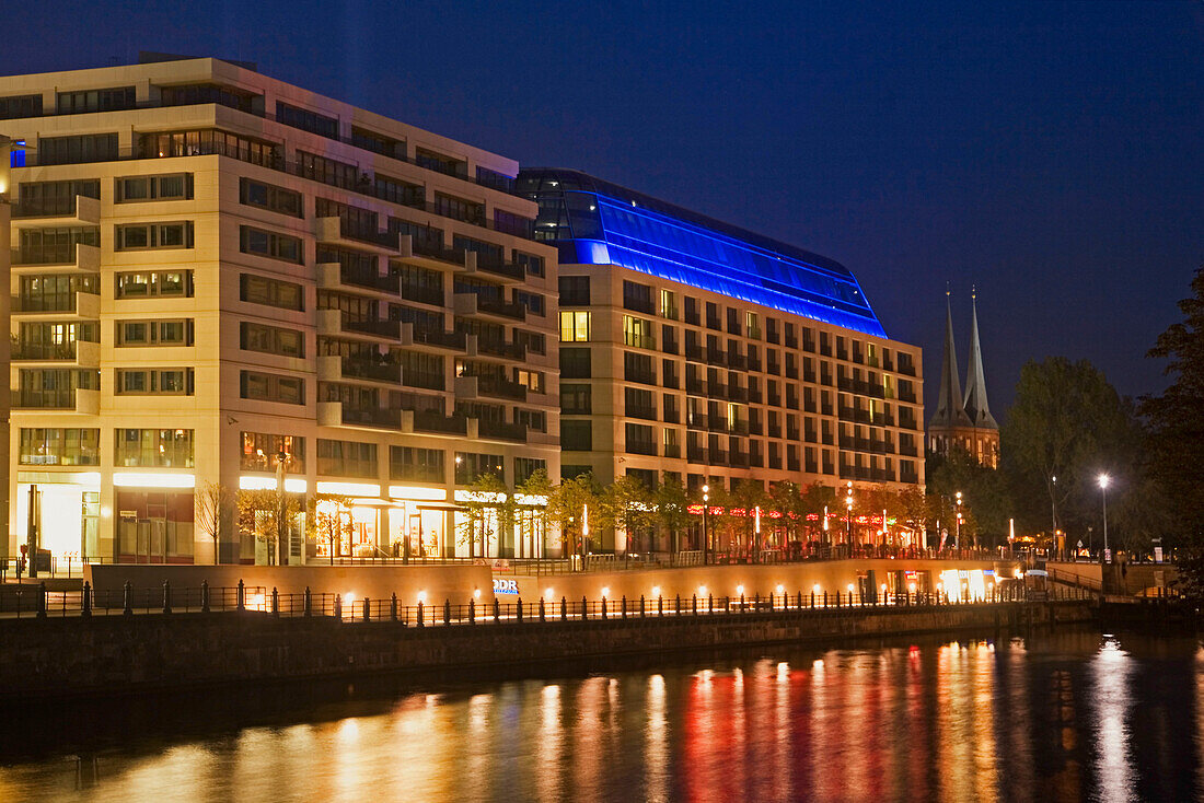 Berlin Radison SAS Hotel, river bank Spree at night