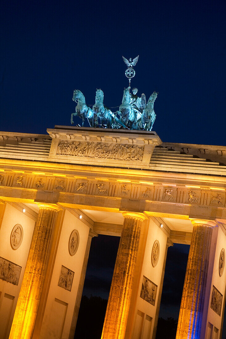 Berlin, Pariser Platz, Brandenburger Tor Quadriga Festival of lights 2006