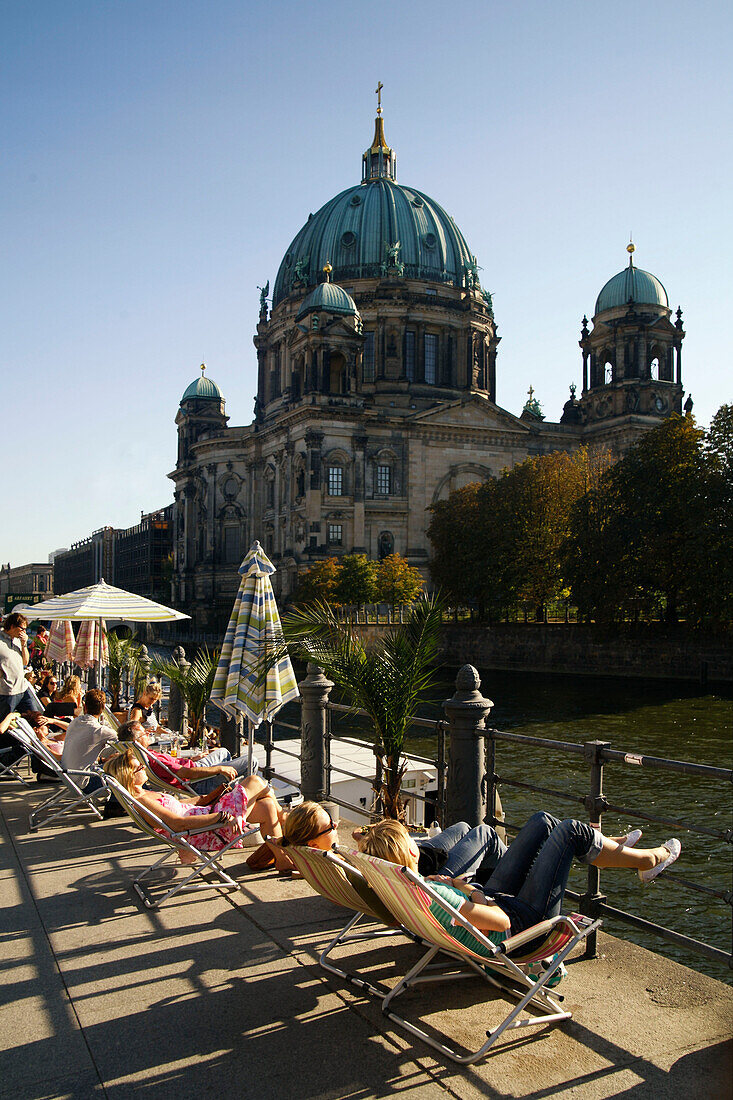 Berliner Dom Strassencafe mit Liegestuehlen am Spreepalais