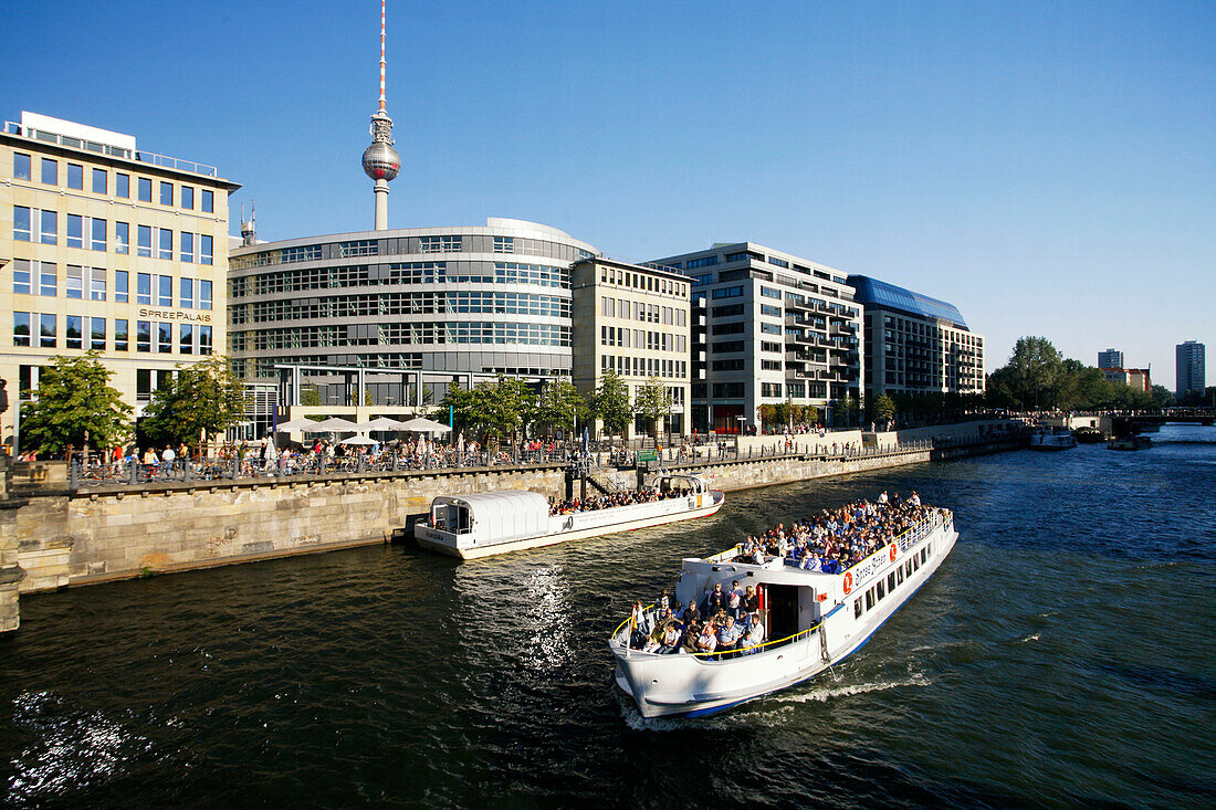 Berlin Spree Touristendampfer auf der Spree vorm Spreepalais