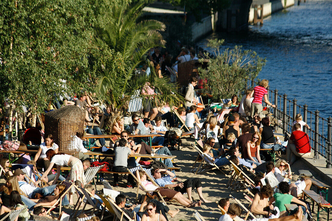 Berlin, Spree, beach bar at Spree riverside