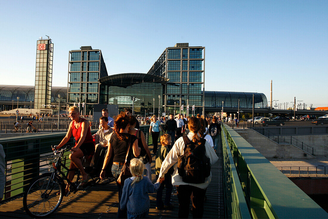 Berlin Lehrter Bahnhof , new main station at river Spree, bridge over river Spree