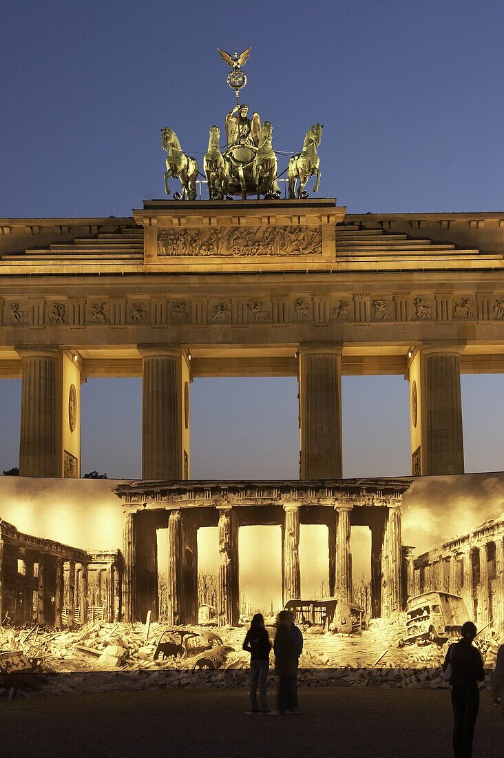 Berlin,  Brandenburger Tor, Riesenposter zur Erinnernung an das Ende vom zweiten Weltkrieg