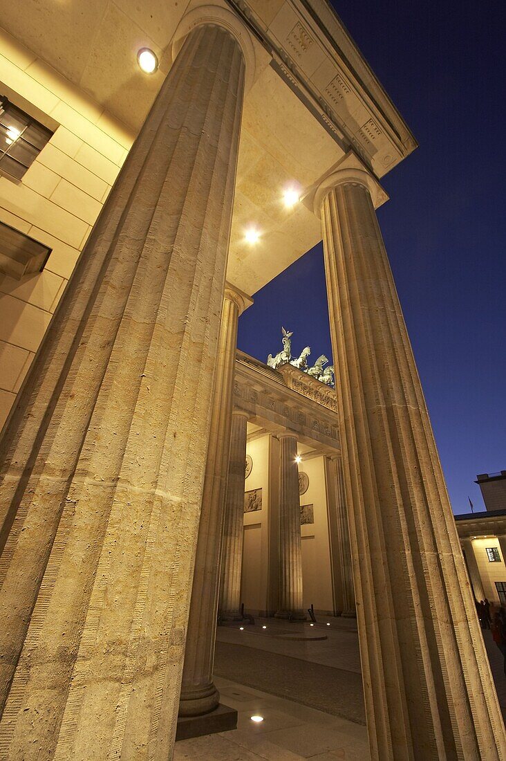 Berlin, Pariser Platz, Brandenburger Tor, Quadriga, Saeulen, Daemmerung