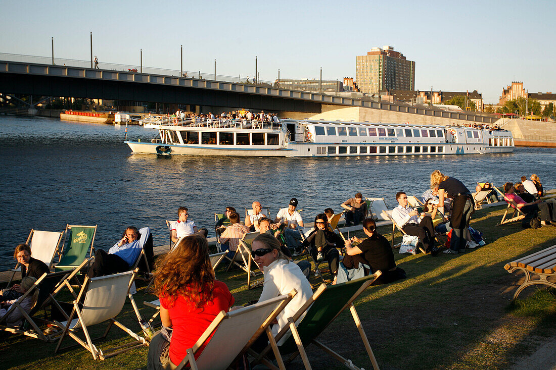 Berlin capital beach Touristenboot auf der Spree