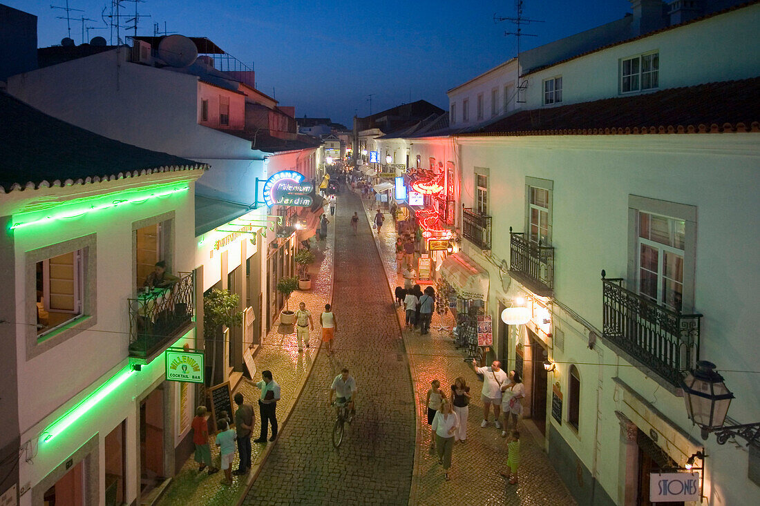 Portugal Algarve  Lagos bei Nacht, Bars, Restaurants auf der Hauptstrasse
