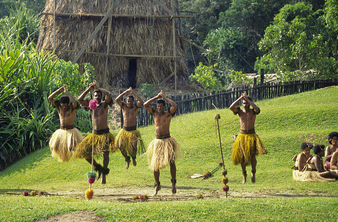 Suedsee Fiji Vitu Levu  Museumdorf Taenzer