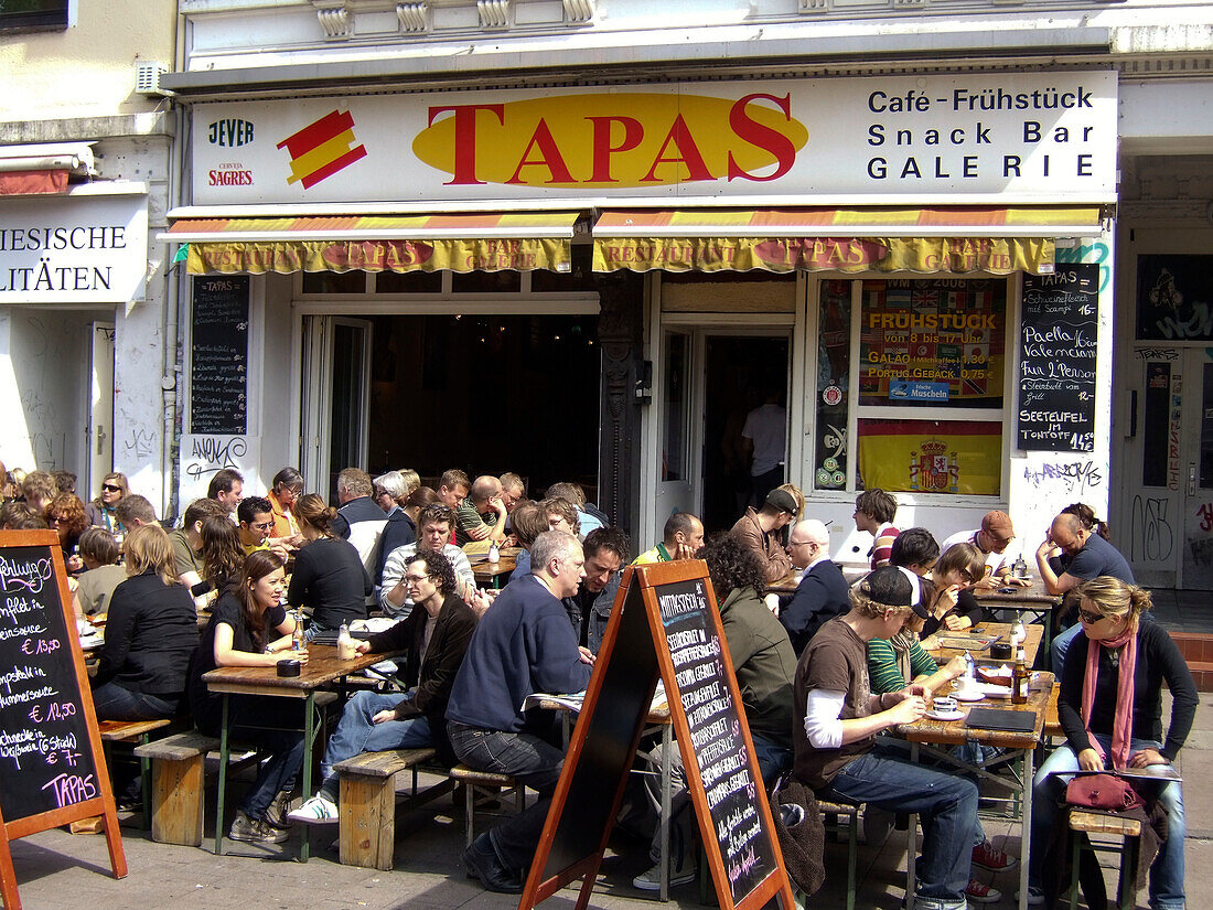 Hamurg Karolinenviertel Restaurants bars people Tapas