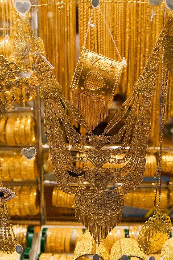 Dubai Deira gold market, gold  souq, shop window  Dubai Gold Souk, Schaufenster