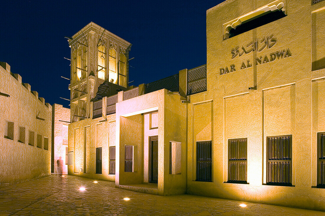 Dubai, Bur Dubai, Windturm im Bastakiya Viertel. Restaurierte traditionelle Architektur am Suedufer des Dubai Creek in der Naehe der grossen Moschee.