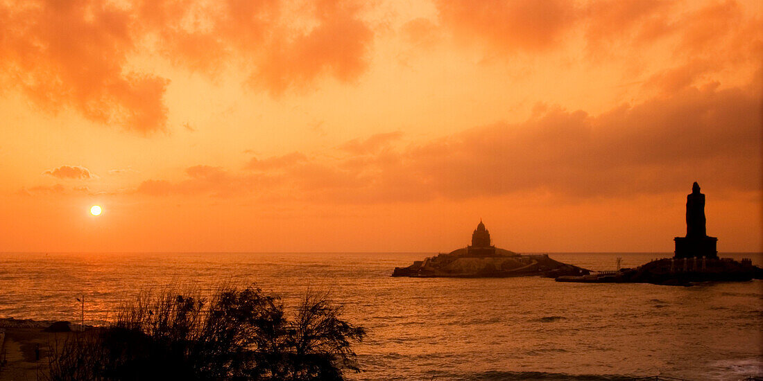 Suedindien Tamil Nadu Kanyakumari Thiruvalluvar Statue Sonnenuntergang