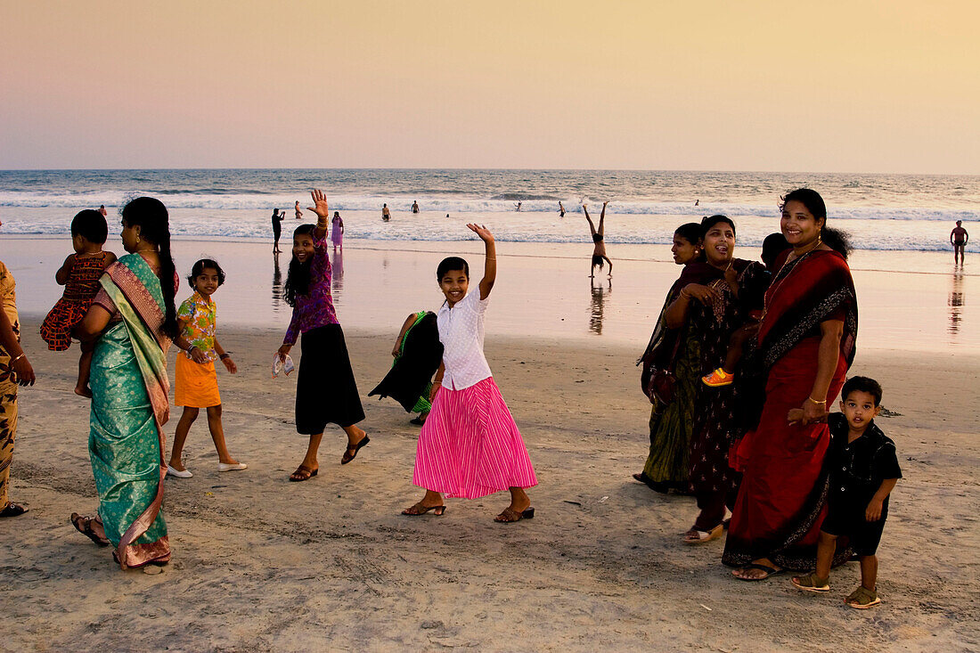 India Kerala Vakala beach Indische Familie