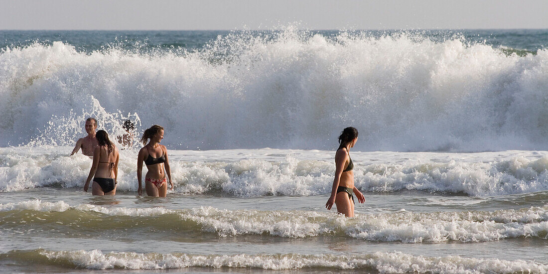 India Kerala Vakala beach Touristen bei starken Wellen