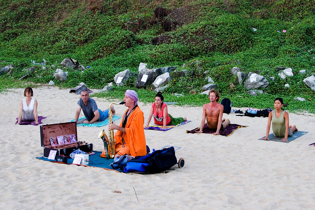 India Kerala Vakala beach Yoga Workshop mit Saxophon
