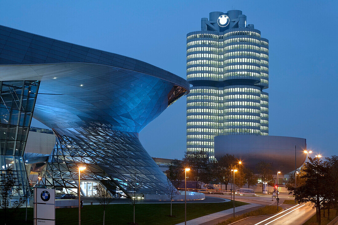 Muenchen BMW Welt Neues Auslieferungszentrum gegenueber des BMW Verwaltungsturms und BMW Museum