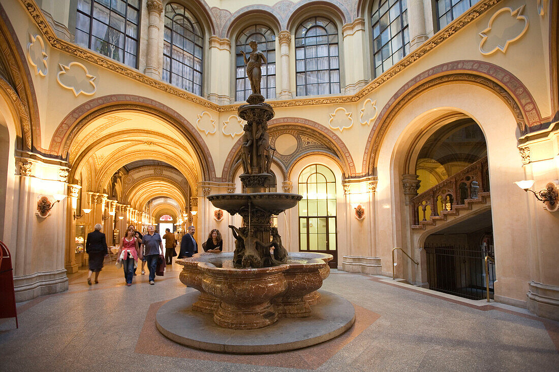 Vienna Palais Ferstel Einkaufspassage Brunnen