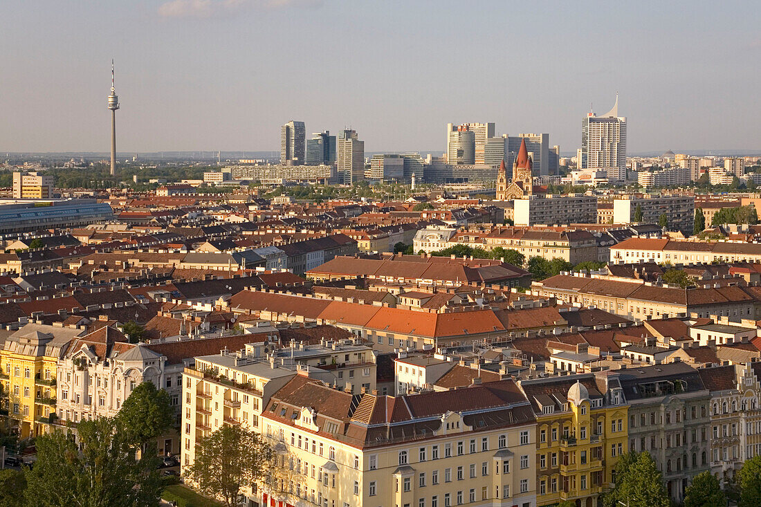 Wien Prater Panoramablick vom Riesenrad , im Hintergrund Fernsehturm, Uno City