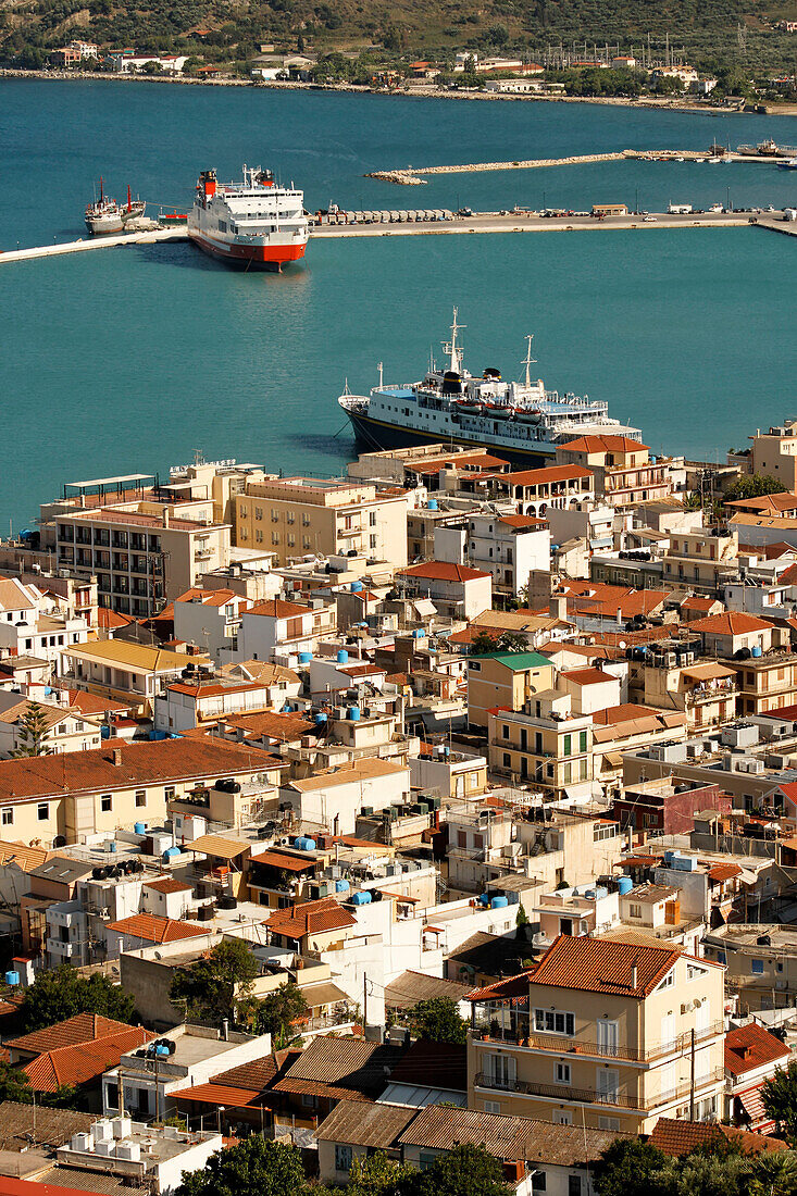 Griechenland Zakynthos Stadt Panoramablick vom  Strani Huegel  auf altstadt und Hafen