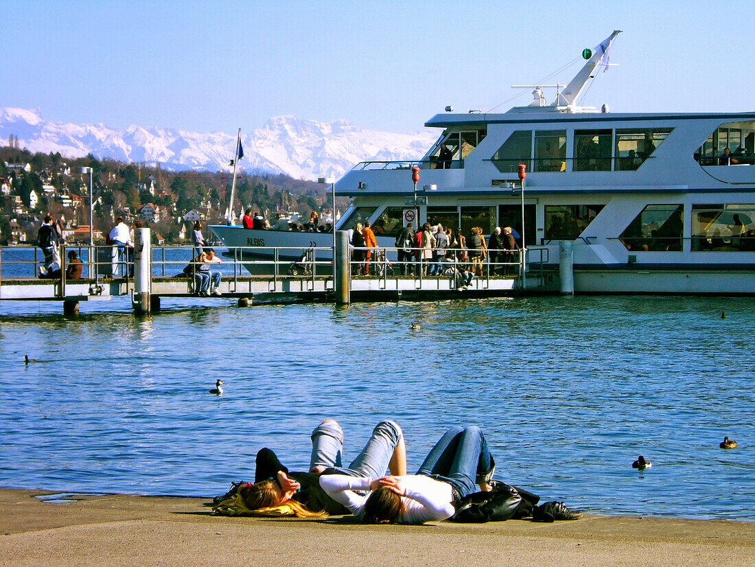 Schweiz Zürich, Pier am Zuerihorn, Ausflugsboot