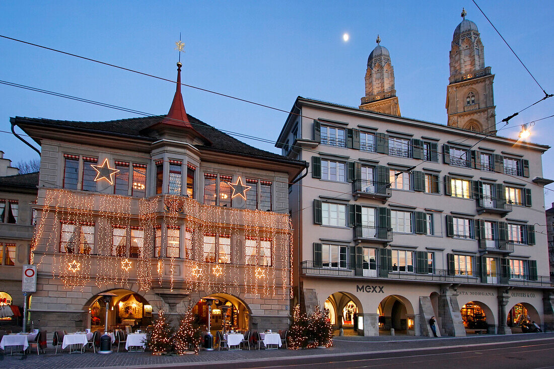 Schweiz Grossmuenster Limmatquai Strassenbahn Weihnachtsbeleuchtung