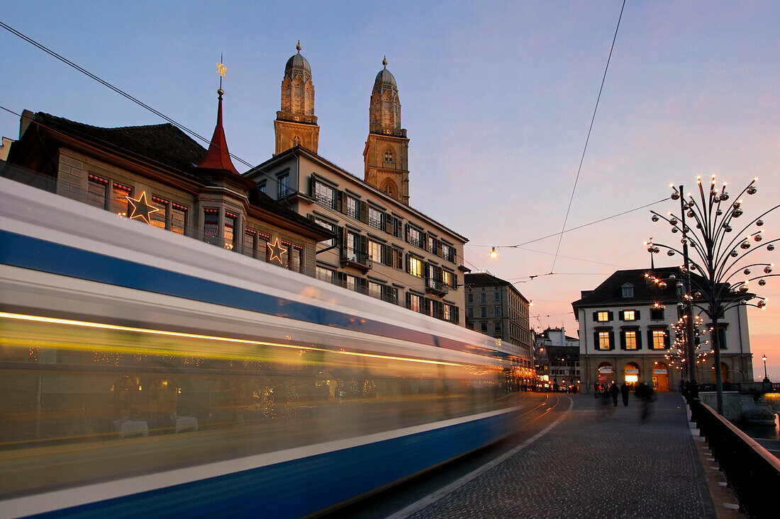 Schweiz Grossmuenster Limmatquai Strassenbahn Weihnachtsbeleuchtung