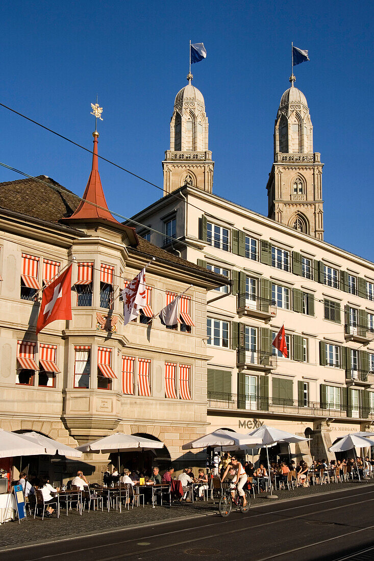 Schweiz  Zürich,Limmatquai Grossmuenster, Strassencafe