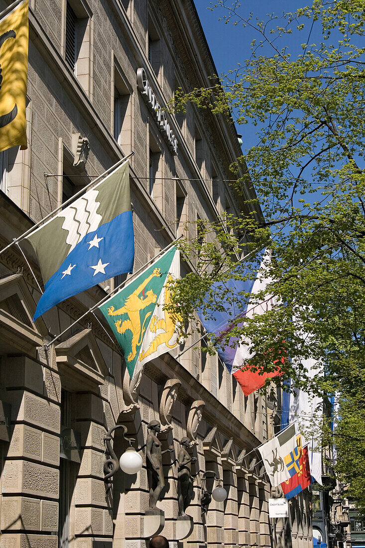 Zürich Credit Suisse Bank an der Bahnhofstrasse, Flaggen