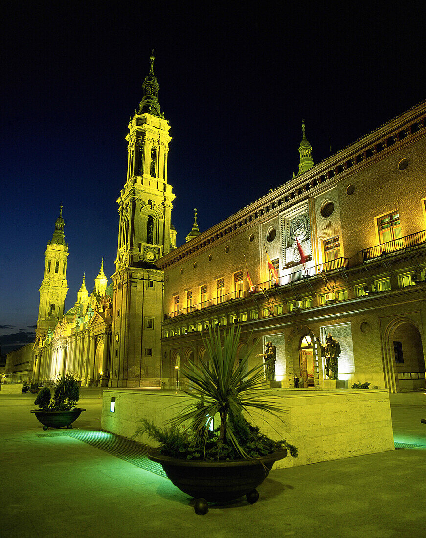 Basílica del Pilar und Rathaus. Zaragoza. Spanien