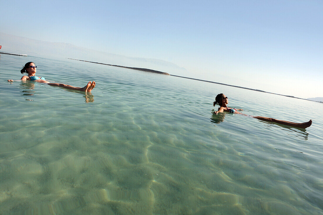 Frauen treibt im Toten Meer, Ein Bokek, Israel