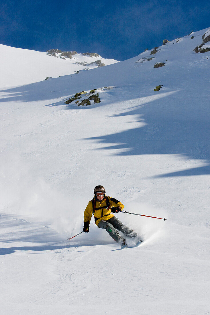 Skifahrer beim Freeride, Skigebiet Gemsstock, Andermatt, Kanton Uri, Schweiz