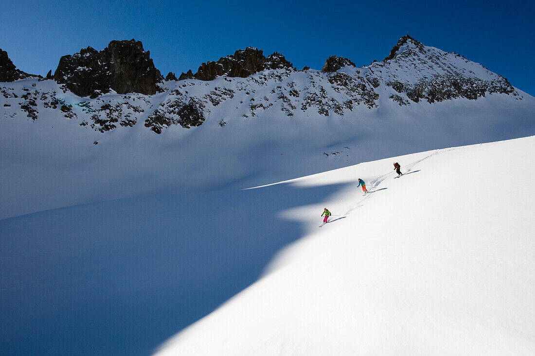 Drei Skifahrer beim Freeride, Skigebiet Gemsstock, Andermatt, Kanton Uri, Schweiz