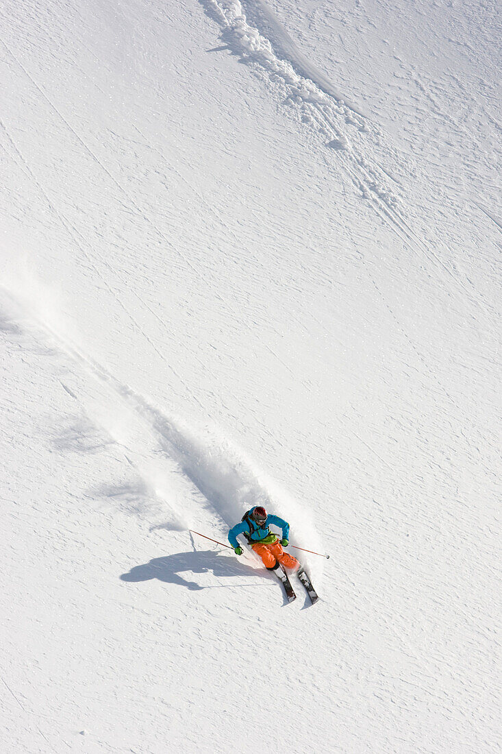 Skifahrer beim Freeride im Guspistal, Skigebiet Gemsstock, Andermatt, Kanton Uri, Schweiz