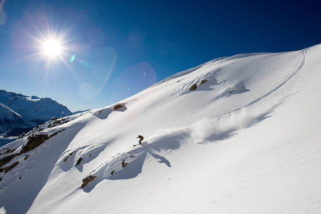 Skifahrer beim Freeride, Disentis, Kanton Graubünden, Schweiz