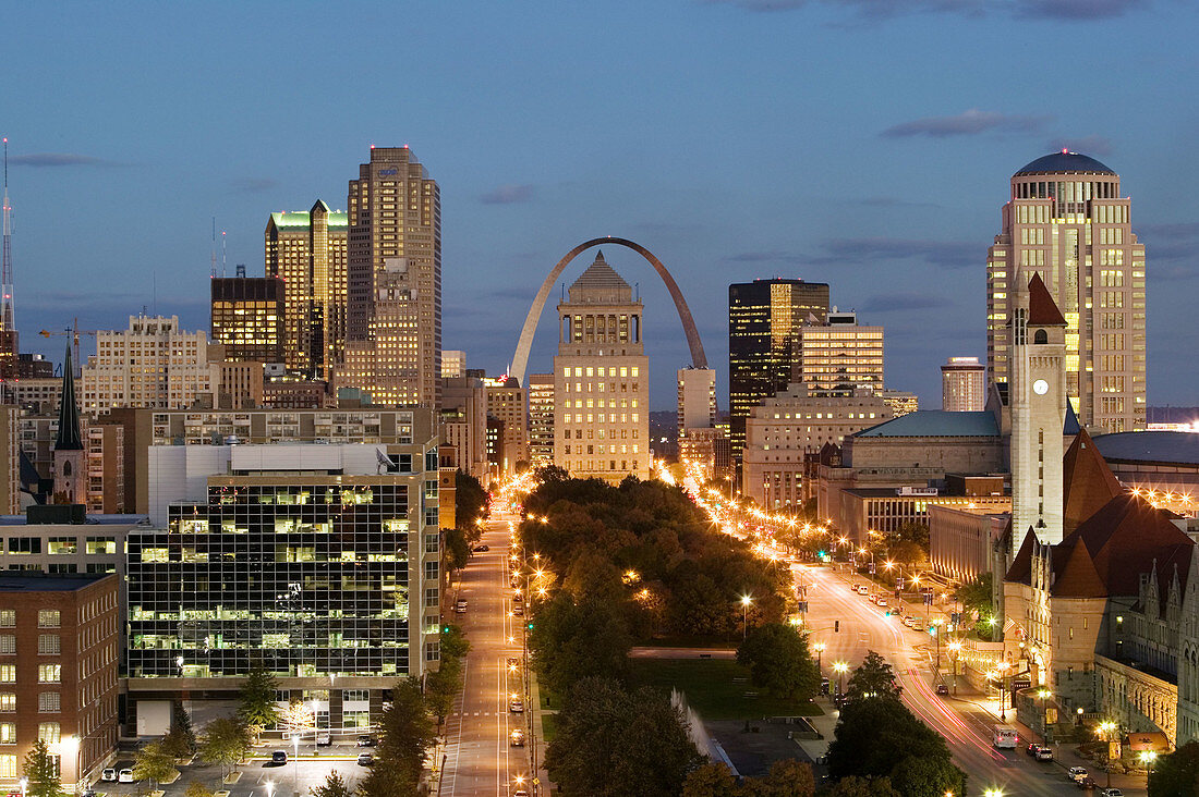 Downtown & Gateway Arch from the West at evening. St. Louis. Missouri, USA.
