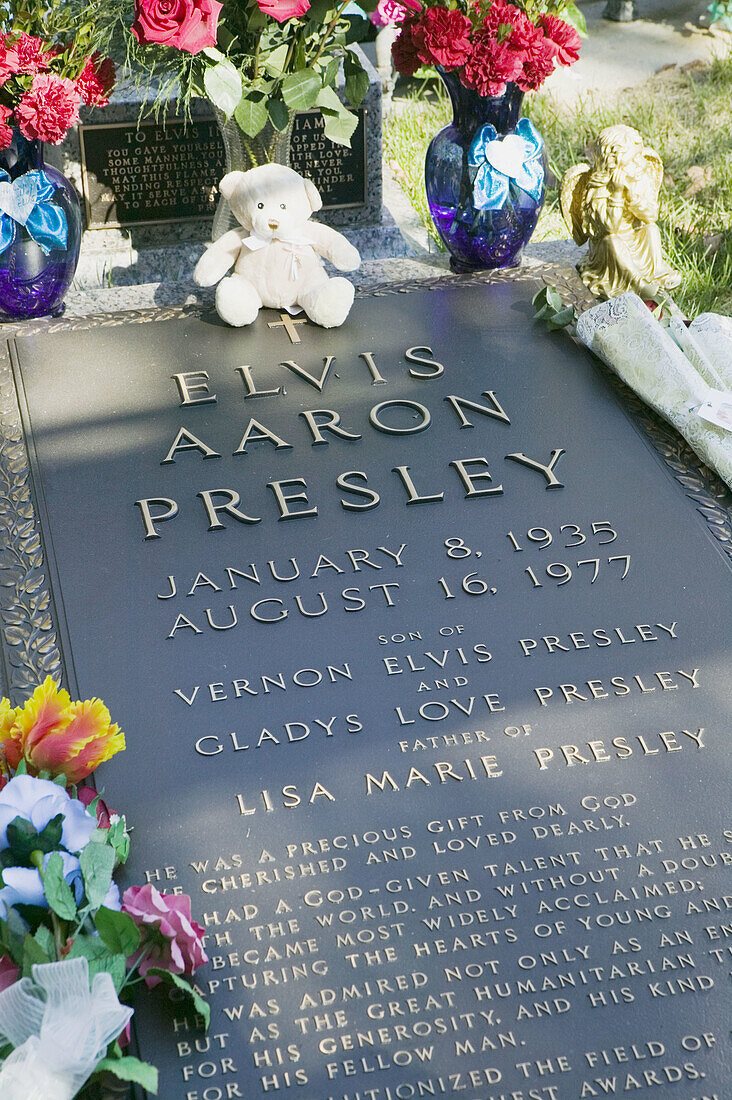 Elvis Presley s gravesite, Former Residence of Elvis Presley, Graceland, Memphis. Tennessee, USA