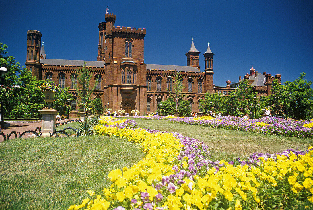 Smithsonian Institution Building and gardens ( The Castle , James Renwick Jr., 1855), constructed in the Norman style -a 12th-century combination of late Romanesque and early Gothic motifs-. Washington D.C. USA