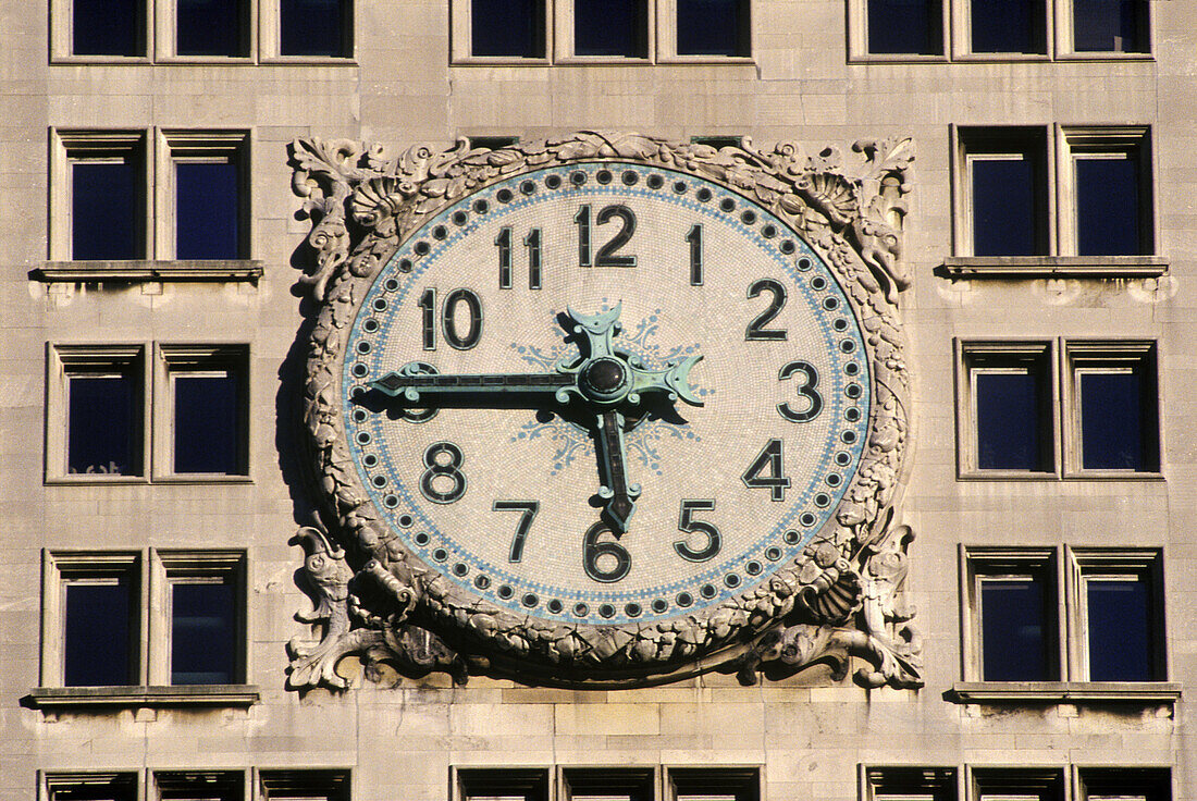 Public clock, Metropolitan Life Insurance Tower. Manhattan, New York City, USA