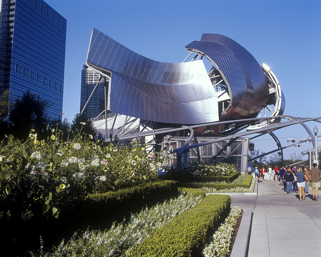 Pritzker Pavilion, Millenium Park and downtown skyline. Chicago. Illinois. U.S.A.