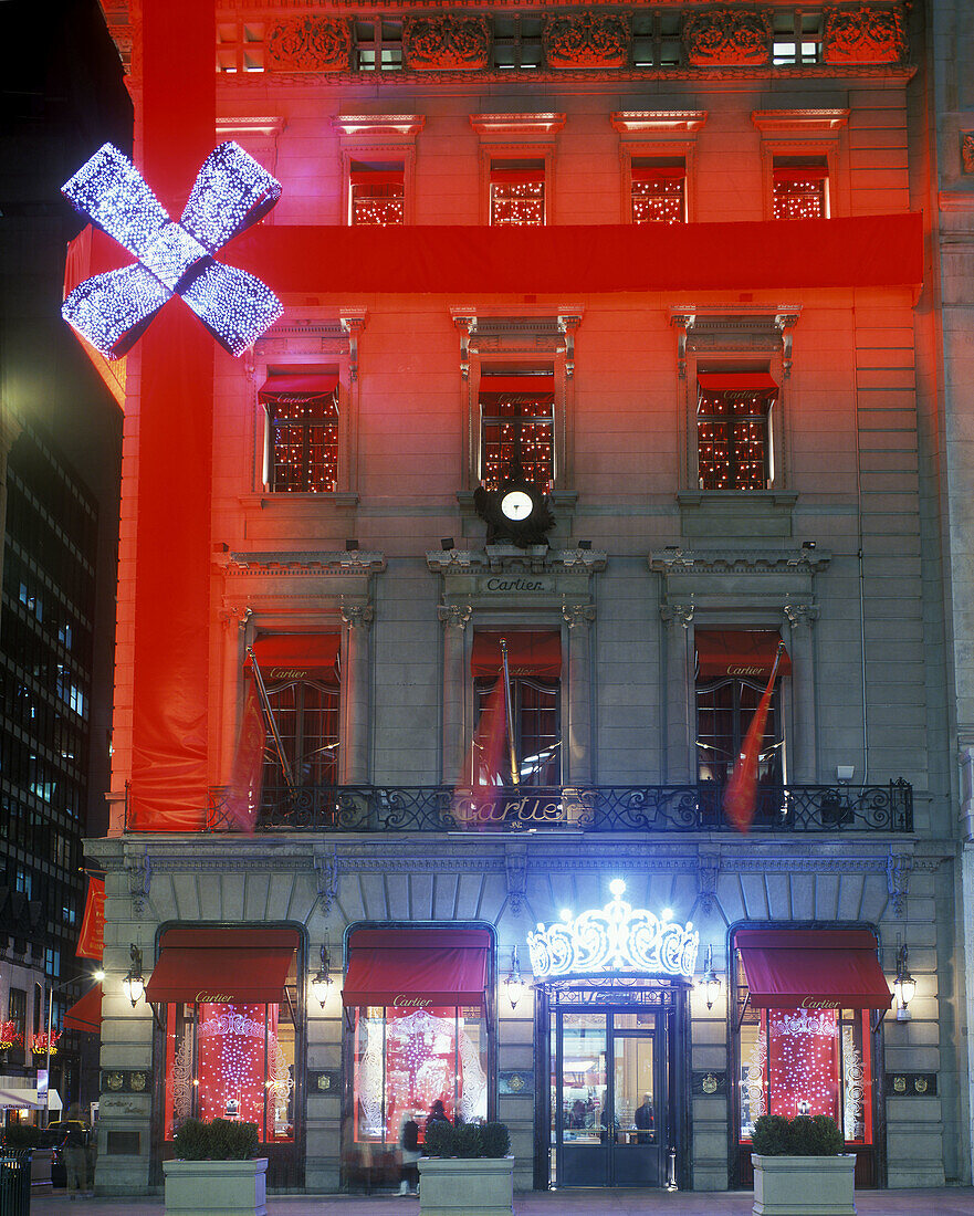 Christmas, Cartier store. Fifth Avenue. Manhattan. New York. U.S.A.