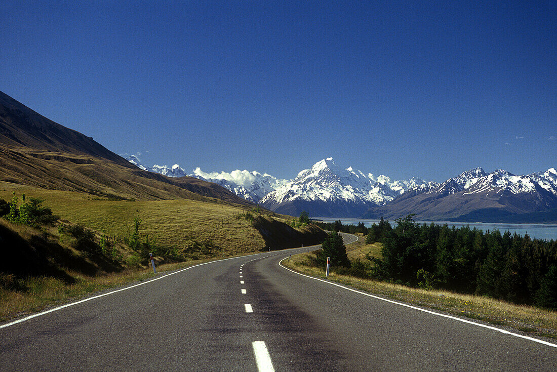Road by Lake Pukaki, Mount Cook National Park. New Zealand