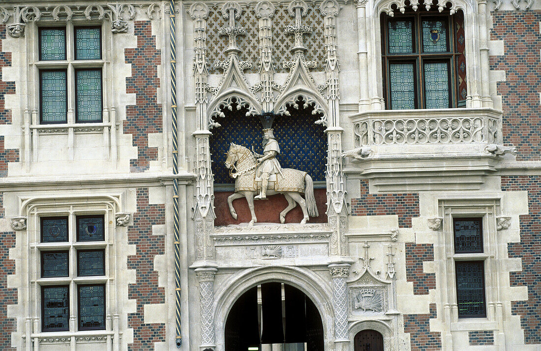 Château de Blois. Louis XII s Wing with equestrian statue of the King. Blois. Loir-et-Cher, France